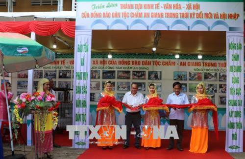 Ban tổ chức cắt băng khai mạc Triển lãm Thành tự kinh tế-văn hóa-xã hội đồng bào Chăm tỉnh An Giang trong thời kỳ hội nhập. Ảnh: Công Mạo-TTXVN Ban tổ chức cắt băng khai mạc Triển lãm Thành tự kinh tế-văn hóa-xã hội đồng bào Chăm tỉnh An Giang trong thời kỳ hội nhập. Ảnh: Công Mạo-TTXVN