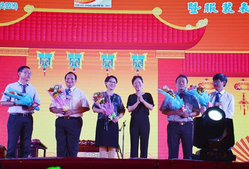 Ban tổ chức trao hoa tặng Ban giám khảo hội diễn. Ảnh: Hoài Thu/TTXVN