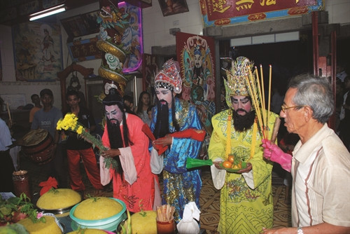 Lễ cúng cuối năm là dịp để người Hoa tạ ơn các vị thần đã phù hộ cho gia đình một năm bình an, làm ăn thuận lợi.