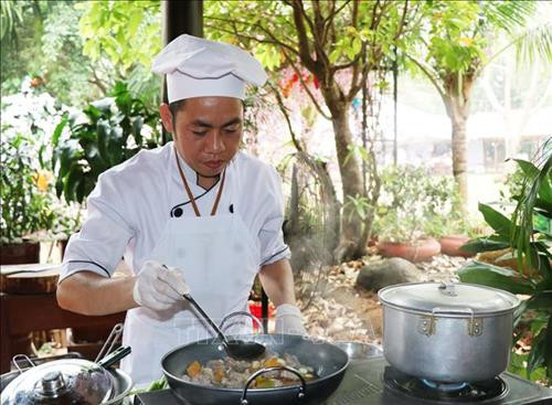 Các đội thi chế biến món ăn. Ảnh: Tuấn Anh – TTXVN Các đội thi chế biến món ăn. Ảnh: Tuấn Anh – TTXVN