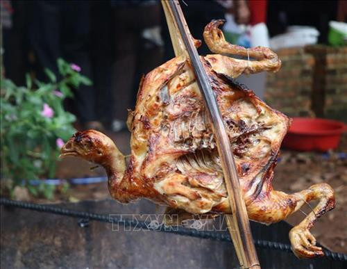 Món gà đồi nướng một món ăn truyền thống của các dân tộc Tây Nguyên. Ảnh: Tuấn Anh – TTXVN Món gà đồi nướng một món ăn truyền thống của các dân tộc Tây Nguyên. Ảnh: Tuấn Anh – TTXVN