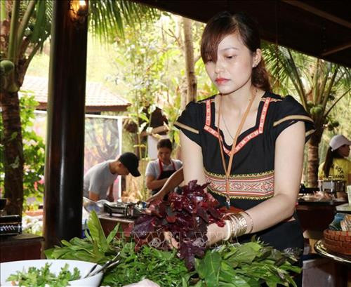 Đội thi đến từ Kon Tum chế biến món truyền thống gỏi lá Kon Tum. Ảnh: Tuấn Anh – TTXVN Đội thi đến từ Kon Tum chế biến món truyền thống gỏi lá Kon Tum. Ảnh: Tuấn Anh – TTXVN