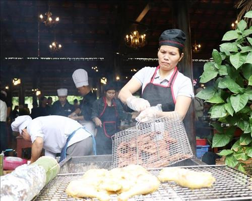 Các đội thi chế biến món ăn. Ảnh: Tuấn Anh – TTXVN Các đội thi chế biến món ăn. Ảnh: Tuấn Anh – TTXVN