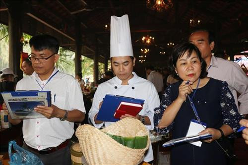 Ban giám khảo chấm điểm các đội thi. Ảnh: Tuấn Anh - TTXVN Ban giám khảo chấm điểm các đội thi. Ảnh: Tuấn Anh - TTXVN