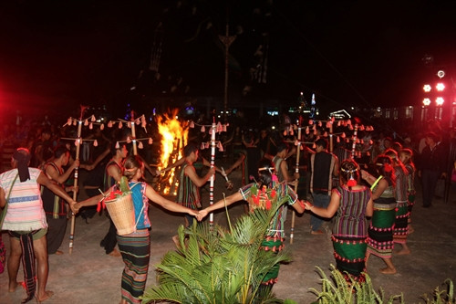 Tái hiện lễ cúng thần lửa tại hội xuân. Ảnh: Ngọc Minh - TTXVN. Tái hiện lễ cúng thần lửa tại hội xuân. Ảnh: Ngọc Minh - TTXVN.