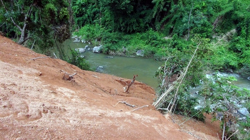Dòng chảy sông Cầu.đang bị thu hẹp dần do bị đất đá "lấn chiếm" Dòng chảy sông Cầu.đang bị thu hẹp dần do bị đất đá "lấn chiếm"