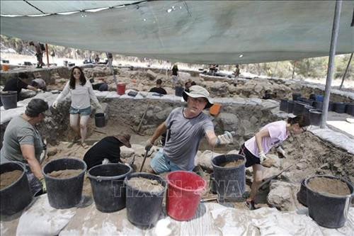Các nhà khảo cổ khai quật tại khu vực được cho là thị trấn Ziklag của người Philistine cổ đại ở gần thành phố Kiryat Gat, Israel ngày 8/7/2019. Ảnh: AFP/TTXVN Các nhà khảo cổ khai quật tại khu vực được cho là thị trấn Ziklag của người Philistine cổ đại ở gần thành phố Kiryat Gat, Israel ngày 8/7/2019. Ảnh: AFP/TTXVN