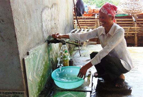 Người dân xã Vũ Trung, huyện Kiến Xương (Thái Bình) phấn khởi khi được sử dụng nước sạch. Ảnh: baothaibinh.com.vn Người dân xã Vũ Trung, huyện Kiến Xương (Thái Bình) phấn khởi khi được sử dụng nước sạch. Ảnh: baothaibinh.com.vn
