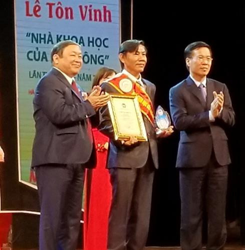 Ông Võ Văn Thưởng, Ủy viên Bộ Chính trị, Trưởng ban Tuyên giáo Trung ương và ông Thào Xuân Sùng, Ủy viên Trung ương Đảng, Chủ tịch Hội Nông dân Việt Nam trao Giấy chứng nhận và Kỷ niệm chương cho các nhà khoa học, trí thức, nhà sáng chế tiêu biểu có nhiều đóng góp trong sự phát triển nền nông nghiệp, nông thôn hiện đại. Ảnh: Hoàng Hải