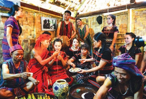 Cô dâu, chú rể thực hiện nghi thức “Pa tưư a deh, pa cha đooi”.