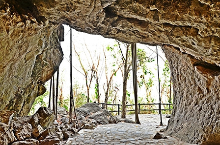 Trước cửa "nhà" của Thạch Sanh (còn được gọi là hang Cội Hàng Da hay Biệt Động). Trước cửa "nhà" của Thạch Sanh (còn được gọi là hang Cội Hàng Da hay Biệt Động).