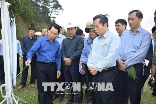 Đồng chí Phùng Quốc Hiển khảo sát tuyến đường Trạm Tấu - Bắc Yên (Sơn La). Ảnh: Đỗ Tuấn Anh-TTXVN