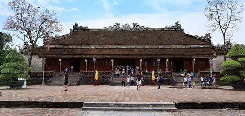 Vẻ trầm mặc, cổ kính của điện Thái Hòa – Đại Nội Huế thu hút đông đảo du khách trong nước và quốc tế tới tham quan dịp Festival Huế 2018. Ảnh: Hoàng Hùng -TTXVN