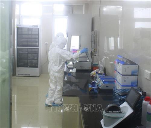 Cán bộ y tế Bệnh viện Đa khoa tỉnh Ninh Bình xét nghiệm mẫu trên máy xét nghiệm Real time PCR. Ảnh: Thùy Dung - TTXVN Cán bộ y tế Bệnh viện Đa khoa tỉnh Ninh Bình xét nghiệm mẫu trên máy xét nghiệm Real time PCR. Ảnh: Thùy Dung - TTXVN