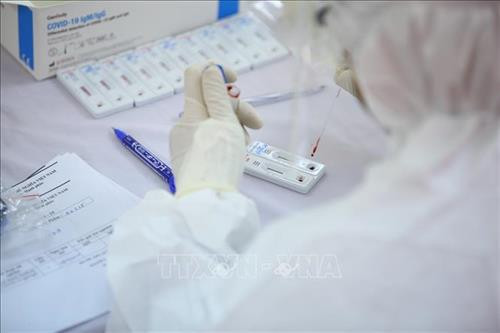 Xét nghiệm nhanh COVID-19. Ảnh: Minh Quyết – TTXVN Xét nghiệm nhanh COVID-19. Ảnh: Minh Quyết – TTXVN