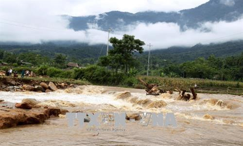 Nước lũ dâng cao gây lũ quét, tàn phá nhiều nhà cửa, công trình, cây cối hoa màu của người dân. Ảnh: Quốc Khánh - TTXVN Nước lũ dâng cao gây lũ quét, tàn phá nhiều nhà cửa, công trình, cây cối hoa màu của người dân. Ảnh: Quốc Khánh - TTXVN