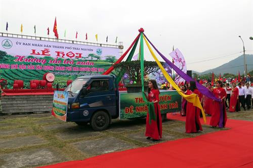 Các làng chè xã Tân Cương rước cây chè cổ. Ảnh: Quân Trang-TTXVN Các làng chè xã Tân Cương rước cây chè cổ. Ảnh: Quân Trang-TTXVN