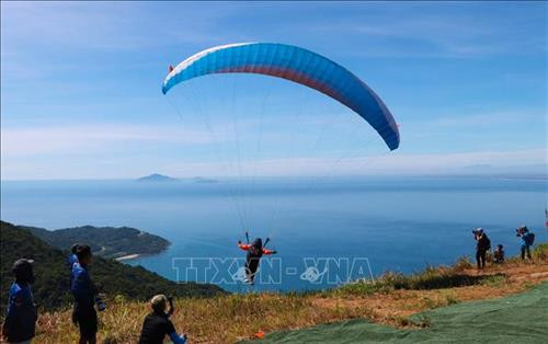 Vận động viên xuất phát lượn dù tại bãi bay trên bán đảo Sơn Trà (Đà Nẵng). Ảnh: Trần Lê Lâm - TTXVN Các vận động viên biểu diễn lượn dù sau khi xuất phát. Ảnh: Trần Lê Lâm - TTXVN Vận động viên nữ xuất phát lượn dù tại bãi bay trên bán đảo Sơn Trà (Đà Nẵng). Ảnh: Trần Lê Lâm - TTXVN Các vận động viên biểu diễn lượn dù sau khi xuất phát. Ảnh: Trần Lê Lâm - TTXVN Tham giai giải có 80 vận động viên nam, nữ đến các câu lạc bộ dù lượn của các tỉnh, thành phố trong cả nước và đoàn dù lượn của Lào. Vận động viên xuất phát lượn dù tại bãi bay trên bán đảo Sơn Trà (Đà Nẵng). Ảnh: Trần Lê Lâm - TTXVN Các vận động viên biểu diễn lượn dù sau khi xuất phát. Ảnh: Trần Lê Lâm - TTXVN Vận động viên nữ xuất phát lượn dù tại bãi bay trên bán đảo Sơn Trà (Đà Nẵng). Ảnh: Trần Lê Lâm - TTXVN Các vận động viên biểu diễn lượn dù sau khi xuất phát. Ảnh: Trần Lê Lâm - TTXVN Tham giai giải có 80 vận động viên nam, nữ đến các câu lạc bộ dù lượn của các tỉnh, thành phố trong cả nước và đoàn dù lượn của Lào.