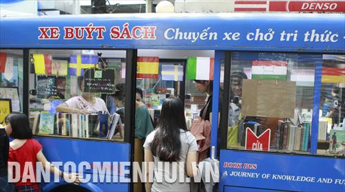 Xe buýt sách tại Đường sách Thành phố Hồ Chí Minh