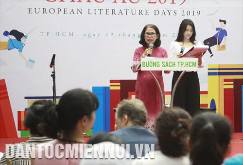 Bà Quách Thu Nguyệt, Phó Giám đốc Công ty Trách nhiệm hữu hạn Đường sách thành phố Hồ Chí Minh phát biểu tại lễ khai mạc