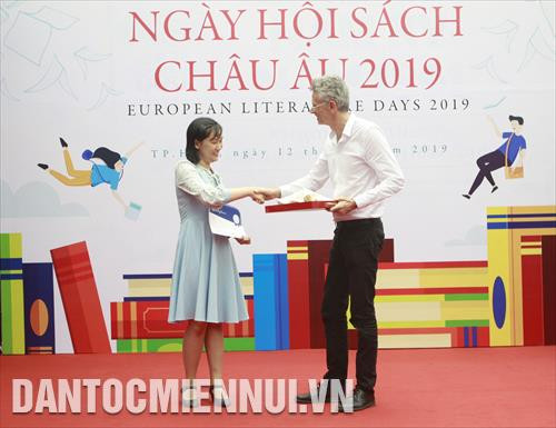 Ông Emmanuel Labrande, Chủ tịch Hiệp hội các Viện Văn hóa và các Đại sứ quán Châu Âu, Giám đốc đặc trách viện Pháp Việt Nam tại Hà Nội trao giải thưởng cuộc thi "Sáng tác về các nhân vật châu Âu" cho bạn Lý Thụy Vy, người có bức tranh đẹp nhất trong cuộc thi