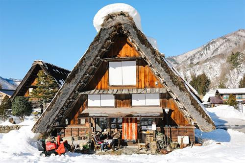Shirakawago thuộc tỉnh Gifu, Nhật Bản. Đây là một trong những ngôi làng độc đáo của xứ Phù Tang. Mặc cho những biến đổi về kinh tế, thiên tai, Shirakawago vẫn giữ nguyên hình dáng, kiến trúc từ 400 năm trước. Shirakawago chỉ cách các thành phố lớn như Nagoya hay Kanazawa 2-3 tiếng đi xe buýt. Làng được UNESCO công nhận là di sản thế giới từ năm 1995. Hiện Shirakawago có khoảng 114 ngôi nhà với hơn 20 căn nhà cổ bằng gỗ được gìn giữ gần như nguyên vẹn. Điểm đặc biệt của những căn nhà này là mái nhà được thiết kế như bàn tay chắp vào nhau để cầu nguyện. Thiết kế này vừa mang tính tôn giáo vừa để chống chọi với những trận bão tuyết. Trong tiếng Nhật Bản, Shirakawago có nghĩa là bạch xuyên hương, tức làng của những con sông trắng. Người dân ở đây vẫn gìn giữ và duy trì nhiều nghi lễ cổ xưa có từ thế kỷ XVII. Một trong những lễ hội đặc biệt nhất ở đây là "Shirakawago Winter Light-up". Vào mùa đông, cả ngôi làng sẽ thắp sáng vào 6 đêm trong 3 tuần (mỗi tuần 2 đêm). Mỗi năm, làng Shirakawago chỉ lên đèn 6 lần nên mặc cho thời tiết giá lạnh, hàng nghìn du khách vẫn đổ về đây để được chiêm ngưỡng cảnh tượng đặc biệt này. Mỗi đêm, chỉ 500 du khách được leo lên đỉnh núi để chiêm ngưỡng khung cảnh độc nhất vô nhị này. Giữa tiết trời se lạnh, những ngôi nhà gỗ phủ đầy tuyết trắng đồng loạt lên đèn tạo nên một khung cảnh huyền ảo như bước ra từ một câu chuyện cổ tích. Du khách có thể đến làng Shirakawago suốt 4 mùa trong năm. Mùa nào cũng sẽ có những lễ hội truyền thống rất thú vị. Để vào làng, du khách phải đi qua một cây cầu dây dài 107 m. Người dân gọi đây là cầu Deaibasi, có nghĩa là cầu Kỳ duyên với mong muốn mọi người luôn hòa thuận, sum vầy. Mùa đông, cây cầu được phủ tuyết trắng, mùa xuân tuyết tan tạo thành một con suối nhỏ ngày đêm róc rách chảy. Trước cổng làng có một con sông nhỏ chạy men theo bìa rừng. Vào mùa thu, những hàng cây thay lá dọc 2 bờ sông tạo nên một khung cảnh lãng mạn cho làng cổ Shirakawago. Nhiệt độ trung bình ở làng Shirakawago vào mùa đông luôn dưới 0 độ C. Vào những ngày này, người dân rất ít ra ngoài, mọi sinh hoạt gia đình đều gói gọn trong ngôi nhà gỗ 3 tầng. Tầng một thường là phòng sum vầy, có lò sưởi. Các tầng tiếp theo dùng để nuôi tằm hoặc chứa các dụng cụ nông nghiệp. Ngày nay người dân ở Shirakawago không còn làm nông nhiều, những tầng này chủ yếu phục vụ du khách tham quan. Shirakawago thuộc tỉnh Gifu, Nhật Bản. Đây là một trong những ngôi làng độc đáo của xứ Phù Tang. Mặc cho những biến đổi về kinh tế, thiên tai, Shirakawago vẫn giữ nguyên hình dáng, kiến trúc từ 400 năm trước. Shirakawago chỉ cách các thành phố lớn như Nagoya hay Kanazawa 2-3 tiếng đi xe buýt. Làng được UNESCO công nhận là di sản thế giới từ năm 1995. Hiện Shirakawago có khoảng 114 ngôi nhà với hơn 20 căn nhà cổ bằng gỗ được gìn giữ gần như nguyên vẹn. Điểm đặc biệt của những căn nhà này là mái nhà được thiết kế như bàn tay chắp vào nhau để cầu nguyện. Thiết kế này vừa mang tính tôn giáo vừa để chống chọi với những trận bão tuyết. Trong tiếng Nhật Bản, Shirakawago có nghĩa là bạch xuyên hương, tức làng của những con sông trắng. Người dân ở đây vẫn gìn giữ và duy trì nhiều nghi lễ cổ xưa có từ thế kỷ XVII. Một trong những lễ hội đặc biệt nhất ở đây là "Shirakawago Winter Light-up". Vào mùa đông, cả ngôi làng sẽ thắp sáng vào 6 đêm trong 3 tuần (mỗi tuần 2 đêm). Mỗi năm, làng Shirakawago chỉ lên đèn 6 lần nên mặc cho thời tiết giá lạnh, hàng nghìn du khách vẫn đổ về đây để được chiêm ngưỡng cảnh tượng đặc biệt này. Mỗi đêm, chỉ 500 du khách được leo lên đỉnh núi để chiêm ngưỡng khung cảnh độc nhất vô nhị này. Giữa tiết trời se lạnh, những ngôi nhà gỗ phủ đầy tuyết trắng đồng loạt lên đèn tạo nên một khung cảnh huyền ảo như bước ra từ một câu chuyện cổ tích. Du khách có thể đến làng Shirakawago suốt 4 mùa trong năm. Mùa nào cũng sẽ có những lễ hội truyền thống rất thú vị. Để vào làng, du khách phải đi qua một cây cầu dây dài 107 m. Người dân gọi đây là cầu Deaibasi, có nghĩa là cầu Kỳ duyên với mong muốn mọi người luôn hòa thuận, sum vầy. Mùa đông, cây cầu được phủ tuyết trắng, mùa xuân tuyết tan tạo thành một con suối nhỏ ngày đêm róc rách chảy. Trước cổng làng có một con sông nhỏ chạy men theo bìa rừng. Vào mùa thu, những hàng cây thay lá dọc 2 bờ sông tạo nên một khung cảnh lãng mạn cho làng cổ Shirakawago. Nhiệt độ trung bình ở làng Shirakawago vào mùa đông luôn dưới 0 độ C. Vào những ngày này, người dân rất ít ra ngoài, mọi sinh hoạt gia đình đều gói gọn trong ngôi nhà gỗ 3 tầng. Tầng một thường là phòng sum vầy, có lò sưởi. Các tầng tiếp theo dùng để nuôi tằm hoặc chứa các dụng cụ nông nghiệp. Ngày nay người dân ở Shirakawago không còn làm nông nhiều, những tầng này chủ yếu phục vụ du khách tham quan.