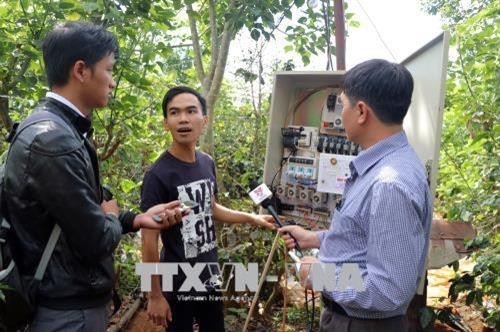 Nguyễn Quốc Huy mô tả hoạt động của thiết bị với các phóng viên. Ảnh: Chu Quốc Hùng - TTXVN