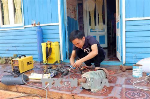 Nguyễn Quốc Huy đam mê sáng tạo các ứng dụng khoa học vào thực tế. Ảnh: Chu Quốc Hùng - TTXVN