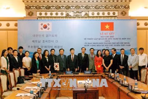 Các đại biểu chụp ảnh lưu niệm tại buổi gặp gỡ. Ảnh: Tiến lực - TTXVN