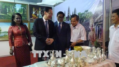 Lãnh đạo Thành phố Hồ Chí Minh và các đại biểu xem các sản phẩm bạc được làm thủ công tại gian hàng của đất nước Campuchia tham dự chương trình. Ảnh: Gia Thuận – TTXVN Lãnh đạo Thành phố Hồ Chí Minh và các đại biểu xem các sản phẩm bạc được làm thủ công tại gian hàng của đất nước Campuchia tham dự chương trình. Ảnh: Gia Thuận – TTXVN