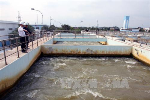 Công nhân nhà máy nước Tân Hiệp, huyện Hóc Môn, Thành phố Hồ Chí Minh kiểm tra bể nước từ trạm bơm nước thô Hòa Phú bơm về nhà máy. Ảnh: Hoàng Hải-TTXVN Công nhân nhà máy nước Tân Hiệp, huyện Hóc Môn, Thành phố Hồ Chí Minh kiểm tra bể nước từ trạm bơm nước thô Hòa Phú bơm về nhà máy. Ảnh: Hoàng Hải-TTXVN