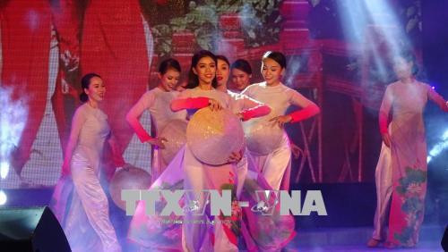 Tiết mục biểu diễn nghệ thuật chào mừng sự kiện. Ảnh: Gia Thuận – TTXVN Tiết mục biểu diễn nghệ thuật chào mừng sự kiện. Ảnh: Gia Thuận – TTXVN