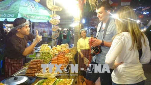 Khách quốc tế trải nghiệm ẩm thực tại chương trình. Ảnh: Gia Thuận – TTXVN Khách quốc tế trải nghiệm ẩm thực tại chương trình. Ảnh: Gia Thuận – TTXVN