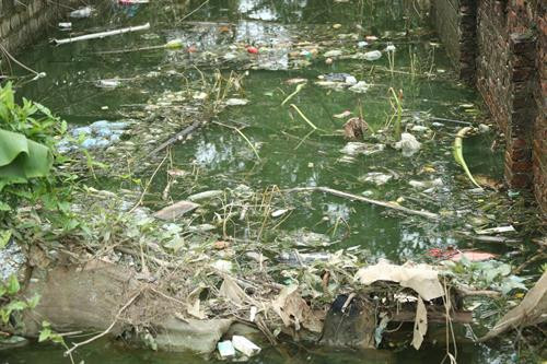 Vấn đề bảo đảm vệ sinh môi trường, phòng tránh dịch bệnh, sớm ổn định cuộc sống người dân được lãnh đạo thành phố đặc biệt quan tâm. Trong ảnh: Nước ngập gây ô nhiễm môi trường ở xã Thanh Bình, huyện Chương Mỹ. Dù trong hoàn cảnh khó khăn nhưng người dân địa phương vẫn phát huy tinh thần đoàn kết, sẻ chia; có ý thức cao trong việc bảo vệ môi trường; thực hiện tốt các biện pháp ứng phó với mưa lũ suốt những ngày qua.