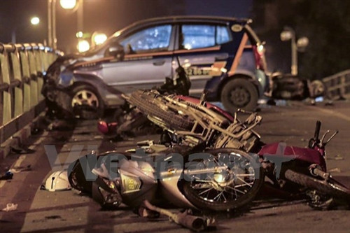 Hiện trường vụ tai nạn nghiêm trọng trên cầu vượt Thái Hà đêm 8/11 (Ảnh: Minh Sơn/Vietnam+)