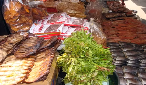 Cửa hàng khô và lá sầu đâu, ẩm thực Khmer được bán trong chợ Hồ Thị Kỷ