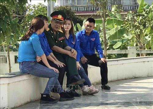 Đại tá Trần Văn Mười, nguyên Chỉ huy trưởng Bộ Chỉ huy Quân sự tỉnh Phú Yên, người trực tiếp tham gia giải phóng Phú Yên trò chuyện với thế hệ trẻ. Ảnh: Phạm Cường - TTXVN Đại tá Trần Văn Mười, nguyên Chỉ huy trưởng Bộ Chỉ huy Quân sự tỉnh Phú Yên, người trực tiếp tham gia giải phóng Phú Yên trò chuyện với thế hệ trẻ. Ảnh: Phạm Cường - TTXVN