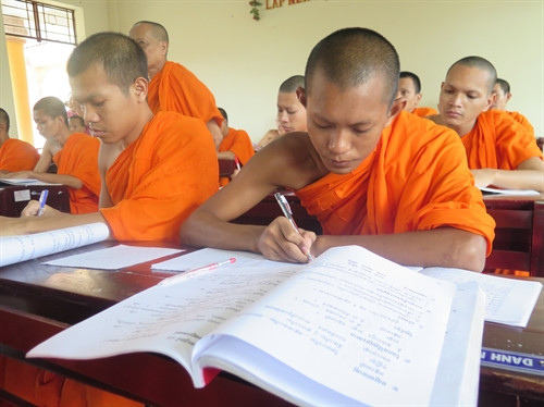 Một buổi học song ngữ Việt - Khmer tại trường Pali Nam Bộ trong khuôn viên chùa Kleang, tp Sóc Trăng