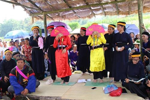 Nghi lễ hát mời các nàng tiên trên trời xuống trần vui xuân trong Lễ hội Nàng Hai. Ảnh: Quốc Đạt - TTXVN