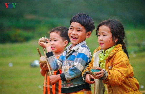 Lũ trẻ cười vang khi cùng nhau chơi cù – trò chơi truyền thống của người Mông.