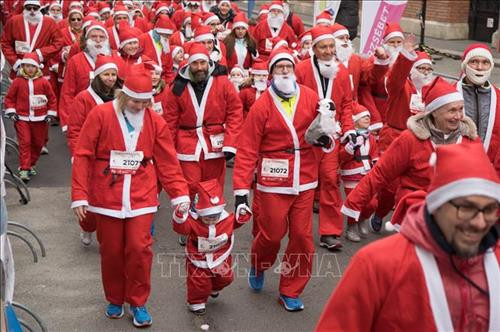 Hàng nghìn ông già Noel tham gia cuộc thi chạy thường niên tại Budapest, Hungary ngày 2/12/2018. Ảnh: THX/ TTXVN Khoảng 30 Ông già Noel tham gia diễu hành trên xe máy tại Zurich, Thụy Sĩ ngày 2/12/2018. Ảnh: THX/ TTXVN Hơn 500 Ông già Noel tham gia cuộc thi chạy thường niên tại Ontario, Canada ngày 25/11/2018. Ảnh: THX/ TTXVN Màn biểu diễn dưới nước của Ông già Noel tại Công viên Hải dương học Sunshine ở thủ đô Tokyo, Nhật Bản ngày 10/11/2018. Ảnh: Kyodo/ TTXVN Các Ông già Noel tham gia diễu hành tại Toronto, Canada ngày 18/11/2018. Ảnh: THX/ TTXVN Hàng nghìn ông già Noel tham gia cuộc thi chạy thường niên tại Budapest, Hungary ngày 2/12/2018. Ảnh: THX/ TTXVN Khoảng 30 Ông già Noel tham gia diễu hành trên xe máy tại Zurich, Thụy Sĩ ngày 2/12/2018. Ảnh: THX/ TTXVN Hơn 500 Ông già Noel tham gia cuộc thi chạy thường niên tại Ontario, Canada ngày 25/11/2018. Ảnh: THX/ TTXVN Màn biểu diễn dưới nước của Ông già Noel tại Công viên Hải dương học Sunshine ở thủ đô Tokyo, Nhật Bản ngày 10/11/2018. Ảnh: Kyodo/ TTXVN Các Ông già Noel tham gia diễu hành tại Toronto, Canada ngày 18/11/2018. Ảnh: THX/ TTXVN