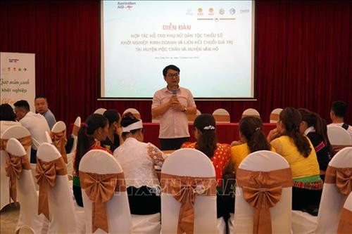 Đại diện Tổ công tác 569 của Bộ trưởng, Chủ nhiệm Ủy ban Dân tộc về hỗ trợ khởi nghiệp vùng dân tộc thiểu số chia sẻ câu chuyện truyền cảm hứng khởi nghiệp cho phụ nữ dân tộc thiểu số. Ảnh: Diệp Anh - TTXVN Đại diện Tổ công tác 569 của Bộ trưởng, Chủ nhiệm Ủy ban Dân tộc về hỗ trợ khởi nghiệp vùng dân tộc thiểu số chia sẻ câu chuyện truyền cảm hứng khởi nghiệp cho phụ nữ dân tộc thiểu số. Ảnh: Diệp Anh - TTXVN