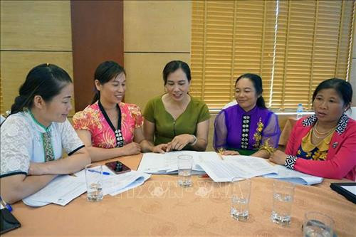 Phụ nữ dân tộc thiểu số trên địa bàn hai huyện Mộc Châu và Vân Hồ được tập huấn chuyên sâu về khởi nghiệp, kinh doanh. Ảnh: Diệp Anh - TTXVN Phụ nữ dân tộc thiểu số trên địa bàn hai huyện Mộc Châu và Vân Hồ được tập huấn chuyên sâu về khởi nghiệp, kinh doanh. Ảnh: Diệp Anh - TTXVN