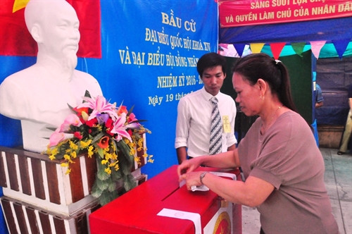 Cử tri xã đảo Tân Hiệp (Cù Lao Chàm) thành phối Hội An bỏ phiếu bầu. Ảnh: Đoàn Hữu Trung- TTXVN