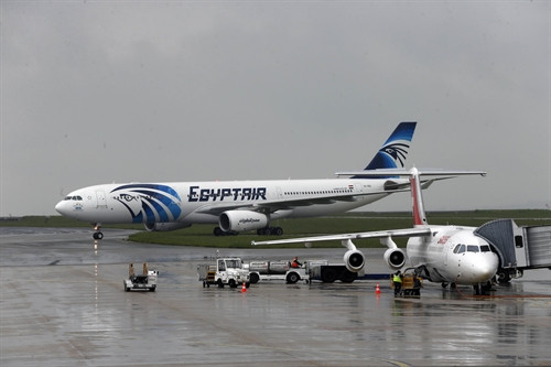 Một máy bay Airbus A330 của Egyptair hạ cánh xuống sân bay Charles de Gaulle ở Paris, vài giờ sau khi máy bay MS804 mất tích, ngày 19/5. AFP/ TTXVN
