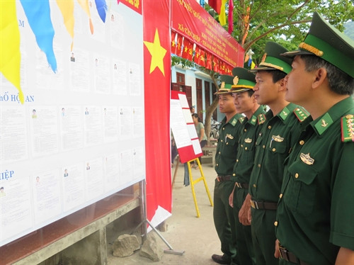 Cử tri xem danh sách các ứng cử viên để lựa chọn lần cuối trước khi bỏ phiếu. Ảnh: Đoàn Hữu Trung- TTXVN