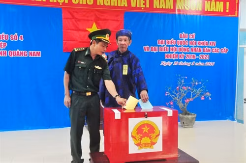 Cán bộ, chiến sỹ và người dân xã đảo Tân Hiệp (Cù Lao Chàm) thành phối Hội An bỏ phiếu bầu. Ảnh: Đoàn Hữu Trung- TTXVN