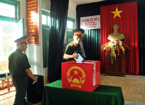 Cán bộ, chiến sỹ trung đoàn 152 đóng trên xã đảo Thổ Châu bỏ phiếu bầu cử. Ảnh: Lê Sen - TTXVN Cán bộ, chiến sỹ trung đoàn 152 đóng trên xã đảo Thổ Châu bỏ phiếu bầu cử. Ảnh: Lê Sen - TTXVN