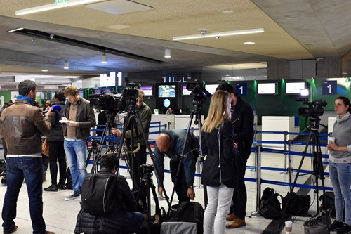 Các nhà báo thu thập thông tin về vụ mất tích máy bay MS804 tại sân bay Charles de Gaulle ở thủ đô Paris, Pháp ngày 19/5. THX/TTXVN