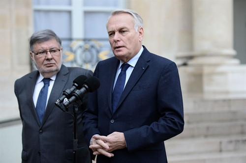 Ngoại trưởng Pháp Jean-Marc Ayrault (bên phải). AFP/TTXVN